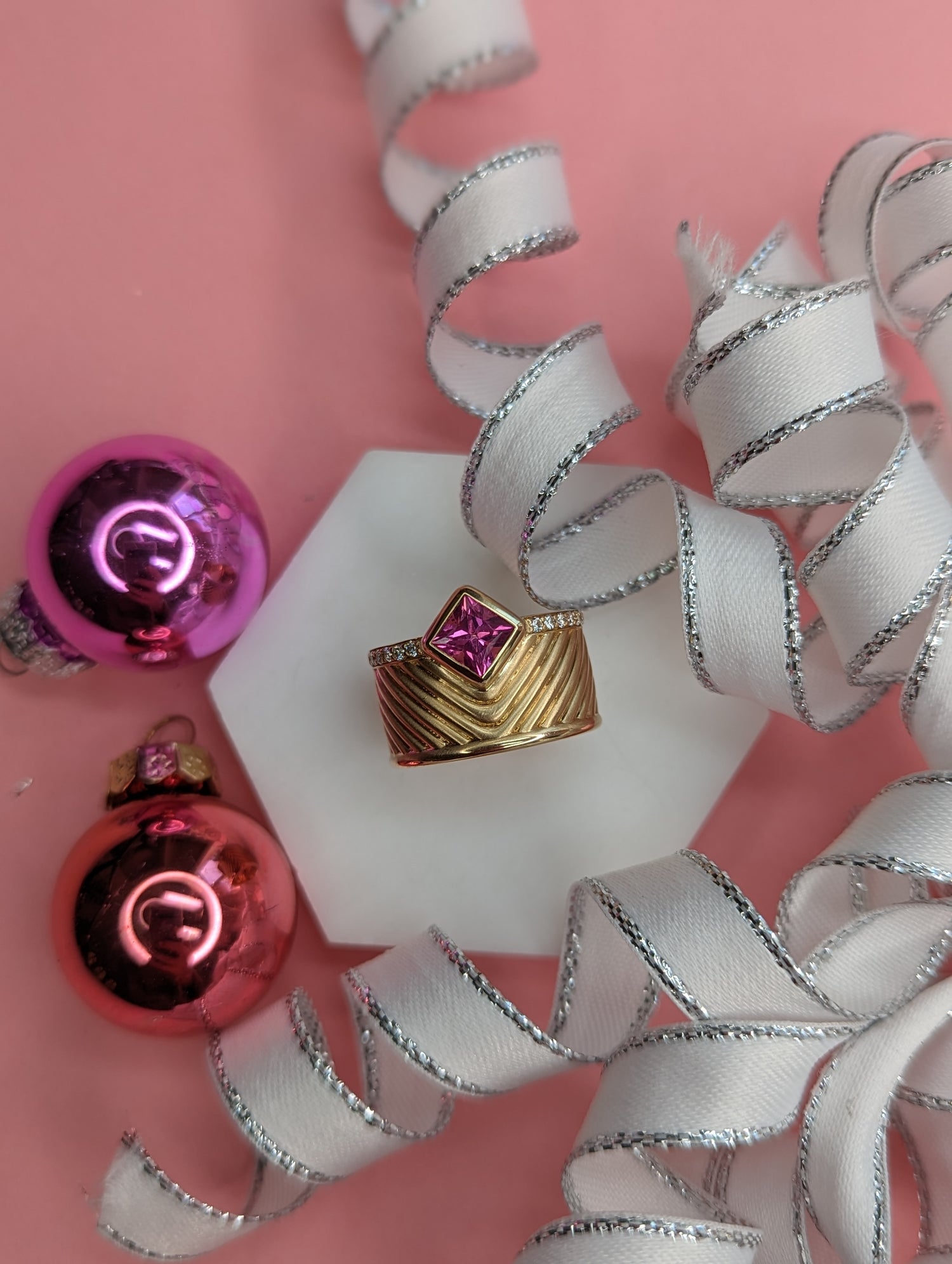 THE GIFT GUIDE: Impressive Gifts for an Extraordinary Holiday